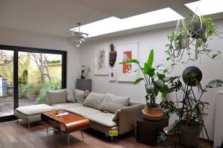 <p><span>Rijwoning met 3 à 4 slaapkamers, koer en dakterras op de grens Borgerhout - Zurenborg.</span></p><p><span>Je bent op wandel- en fietsafstand van het Centraal Station, Zurenborg en het stadscentrum liggen een zucht verder.</span></p><p><span>Openbaar vervoer op enkele honderden meter, met de auto in een wip op singel en ring.</span></p><p><span>INDELING:</span></p><p><span>We komen deze woning binnen in de inkomhal met apart toilet. Naadloos komen we in de open, ruime en geïnstalleerde keuken. De leefruimte en salon met houten vloer, vervolledigen deze ruimte die nog groter lijkt door de grote schuifdeur die ons op de betegelde koer (30m²) brengt.</span></p><p><span>Vooraan de gelijkvloerse verdieping is er een aparte kamer, ideaal als bureau of speelkamer. Op de eerste verdieping hebben we vooraan een ruime slaapkamer. De dressing sluit hierop aan en via de wasplaats komen we in de betegelde badkamer met toilet, lavabo, ligbad én inloopdouche. De tweede zolderverdieping is momenteel één open ruimte, makkelijk in te delen in twee kamers indien nodig. Voorzien van een ingemaakte kast met lavabo en verwarmingsketel. Achteraan is er nog een extra terras.</span></p><p><span>De voorbouw is onderkelderd.</span></p><p><span>KWALITEITEN:</span></p><p><span>> prima ligging</span></p><p><span>> instapklaar, verbouwd in 2007</span></p><p><span>> koer en dakterras</span></p><p><span>Voor meer informatie: <span>www.immodelaet.be</span></span><span> </span></p><p><span>Interesse in GRATIS SCHATTING van uw eigendom? Contacteer ons! 03/644.00.88 – <span>info@immodelaet.be</span></span><span> </span></p><p><span> </span></p>