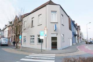 Dit centraal gelegen 1-slaapkamer appartement heeft volgende indeling :  Living en open keuken (samen in één open ruimte), badkamer (ligbad met douchefunctie en lavabo, apart toilet en 1 slaapkamer.