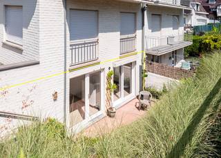 PREMIÈRE VISITE LE SAMEDI 04/07/2026 – INSCRIVEZ-VOUS VIA NOTRE SITE WEB<br /><br />Appartement avec terrasse orientée ouest et petit jardin à louer dans la résidence à taille humaine Vidoshi. Situation centrale mais calme à Koksijde-Bain.<br /><br />L'appartement se compose comme suit : hall d'entrée | séjour donnant sur une terrasse ensoleillée et un jardin | cuisine séparée et équipée | chambre donnant sur cette même terrasse | salle de bain avec baignoire et lavabo | WC séparé | cave privative.<br /><br />Vous cherchez un appartement bien situé avec terrasse en plein centre de Koksijde ? Inscrivez-vous alors pour la visite du samedi 04/07/2026.
