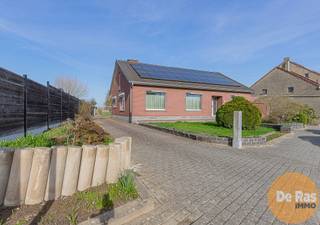 <br /><br />ERPE - Op een centrale ligging in Erpe bevindt zich deze zeer verzorgde en perfect onderhouden bungalow. De woning is gelegen op een mooi perceel met een mooie perceelbreedte en geniet achteraan van een open zicht op de velden, wat zorgt voor een aangename combinatie van rust en bereikbaarheid.<br /><br />Binnenin beschikt de woning over een mooie bewoonbare oppervlakte en een praktische indeling. Via de ruime inkomhal komt u in de lichtrijke woonkamer, die een gezellige leefruimte vormt. Aansluitend bevindt zich de aparte keuken met functionele inrichting. Verder zijn er drie slaapkamers, een badkamer en een apart gastentoilet. De veranda vormt een extra troef en biedt een aangename overgang naar de tuin. Daarnaast is er een inpandige garage aanwezig.<br /><br />Voor wie extra ruimte nodig heeft, is er bovendien een bijkomende garage met werkplaats, ideaal voor een hobbyist of kleine zelfstandige.<br /><br />Ook op vlak van energie scoort deze woning vrij goed. Zo zijn er maar liefst 36 zonnepanelen met groenestroomcertificaten en wordt de woning verwarmd via vijf warmtepompen (lucht-lucht). De ruime geïsoleerde zolder, bereikbaar via een vaste trap, biedt bovendien tal van uitbreidingsmogelijkheden. Verder is er nog een praktische voorraadkelder aanwezig.<br /><br />De prachtige tuinzone is een waar genot. Deze biedt veel ruimte en prachtig verzicht, ideaal voor tuin- en dierenliefhebbers.<br /><br />Tot slot geniet de woning van een gunstige ligging, vlakbij scholen, winkels, openbaar vervoer, belangrijke invalswegen en de E40.<br /><br />Bent u op zoek naar een ruime en comfortabele gezinswoning met heel wat mogelijkheden, prachtige tuinzone en binnen handbereik van alle voorzieningen, aarzel dan niet! Voor meer info of bezoek 053/60.65.60.<br /><br />De vermelde prijs is een richtprijs. Na ontvangst van de biedingen zal de verkoper beslissen of hij/zij de eigendom verkoopt aan het beste bod. De richtprijs is aldus niet bindend voor de verkoper.