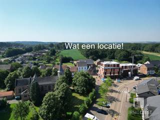 <p><span>Maak kennis met het prachtige project "Den Hamel", een residentieel appartementencomplex in Deurne. Deze ontwikkeling straalt moderniteit en comfort uit, perfect gelegen in een charmante omgeving.</span></p><p><span> </span></p><p><span>De architectuur van "Den Hamel" is een harmonieuze mix van eigentijds ontwerp en functionele ruimte, met ruime woonkamers die baden in natuurlijk licht dankzij grote ramen. Elk appartement beschikt over een elegant ingerichte keuken, voorzien van moderne apparatuur en hoogwaardige afwerkingen.</span></p><p><span> </span></p><p><span>De ruime, zuid gerichte, overdekte terrassen vormen een ideale plek om te ontspannen en te genieten van het groene uitzicht.</span></p><p><span> </span></p><p><span>B1.02 is een knap appartement op de 1ste verdieping van 100m2 - 2slaapkamers - terras van 8m2</span></p><p><span> </span></p><p><span>Het project is gelegen in een prachtige groene omgeving en heeft een uitstekende bereikbaarheid zowel naar Diest als Tessenderlo. </span></p><p><span>Kies voor je voor "Den Hamel" dan kies je voor comfortabel wonen op een zeer mooie locatie. Mis deze kans niet en maak vandaag nog een afspraak voor een uitgebreide presentatie van dit project.</span></p><p><span>Bel Immodiest 013/31.25.22.</span></p><p><span> </span></p><p><span> </span></p>