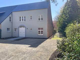 Gelegen in een rustige woonwijk in een landelijke en groene omgeving. De woning Heidedreef 8B is een halfopen bebouwing.INDELING ONDERGRONDSRuime...