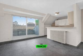 Ontdek dit instapklare dakappartement te koop in het centrum, waar ruimte, licht en comfort perfect samenkomen. Met een bewoonbare oppervlakte van maar liefst 134 m² geniet u hier van een aangename woonomgeving op een centrale ligging, vlakbij winkels, horeca en dagelijkse voorzieningen.<br /><br />De inkomhal geeft toegang tot een lichtrijke leefruimte met open keuken, drie slaapkamers, een badkamer, een praktische berging en een apart toilet. Via een plooitrap bereik je de zolder, ideaal als extra opslagruimte.<br /><br />Verder beschikt het appartement over een ruime kelderberging en een eigen carport — een absolute troef in het stadscentrum!<br /><br />Het dakappartement werd gebouwd in 2003 en bevindt zich in een verzorgde staat. Dit appartement is dus volledig instapklaar! Extra bergruimte vindt u terug in de zolder en de praktische kelderberging. Bovendien beschikt u over een eigen carport, wat een absolute meerwaarde vormt in het centrum.<br /><br />Bent u op zoek naar een ruim appartement te koop met topligging in het centrum? Neem vandaag nog contact op met Immo Francois voor meer informatie of vraag uw bezoek aan. Immo Francois is actief in Poperinge, Vleteren, Heuvelland en Mesen en begeleidt u graag bij de zoektocht naar uw nieuwe thuis.<br /><br />Denk je eraan om je woning in Poperinge te verkopen? Neem vrijblijvend contact op met Aline van Immo Francois in Poperinge voor een gratis schatting via aline@immofrancois.be.<br /><br />