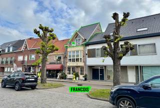 In het charmante Bassevelde vinden we dit centraal gelegen duplexappartement, vlak bij alle belangrijke voorzieningen zoals winkels, scholen...