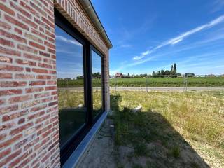 Nieuwbouwwoning in pastorijstijl, gelegen in een rustige straat met vlotte verbinding naar E17 en omliggende gemeenten. Perceeloppervlakte van 481m² en een bewoonbare oppervlakte van 217m².<br /><br />Statige, halfopen woning met op het gelijkvloers een inkom, wc, lichtrijke living met open keuken en inpandige garage + wasplaats/berging.<br />Op de eerste verdieping: badkamer (inloopdouche, dubbele wastafel en ligbad), 3 slaapkamers, apart toilet en extra berging. Zolder toegankelijk via vaste trap met mogelijkheid tot het creëren van een 4de slaapkamer + berging.<br />Inbegrepen: aangelegde voortuin met oprit.<br /><br />Duurzame & kwalitatieve materialen: <br />- Ventilatie: Type C<br />- Onderhoudsvriendelijke lucht/water warmtepomp met vloerverwarming op het gelijkvloers en ventilo-convectoren op de verdieping.<br /><br />Zeer goed geïsoleerde woning voorzien van alle comfort!<br /><br />Wenst u een bezoekje?<br />Graag een mailtje naar tom@immoroba.be