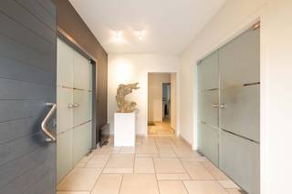 Deze gezellige en instapklare villa met dubbele inpandige garage is gelegen in een aangename residentiële omgeving op korte afstand van de dorpskern. In de nabije omgeving bevinden zich diverse handelszaken, horecagelegenheden, openbaar vervoer en sportfaciliteiten.<br />Via de omliggende verbindingswegen zijn ook de omliggende gemeenten, waaronder Tielt en Aalter, vlot bereikbaar.<br /><br />De woning werd gebouwd in 1995 en is gelegen op een totale oppervlakte van 892 m² en heeft een bewoonbare oppervlakte van 289 m².<br />Aan de voorzijde van de woning bevindt zich de verzorgde tuin met ruime oprit die plaats biedt aan meerdere voertuigen. Daarnaast is er een laadpaal voor elektrische wagens voorzien.<br />Achteraan de woning bevindt zich een ruim terras met omheinde tuin.<br />Naast een tuinhuis dat voorzien is van elektriciteit en verlichting zorgen verschillende tuinpaadjes en een tweede terras in bankirai voor een aangename buitenruimte.<br /><br />In 2013 mocht de woning een renovatie ondergaan waarbij de aanwezigheid van gedeeltelijk vernieuwde aluminiumramen en de 33 zonnepanelen bijdragen aan een energiezuinige woning.<br /><br />Indeling:<br />GV: inkomhal - gastentoilet - bureau - woonkamer met gashaard en ingemaakte kasten - open keuken met inductiekoken, dampkap, oven, microgolfoven, koelkast, nieuwe vaatwas, quooker kraan - bureau/leeshoek - slaapkamer/polyvalente kamer - wasplaats/berging met ventilatiesysteem en aansluiting voor wasmachine en droogkast - badkamer met douche en lavabo -  droge kelder.<br /><br />1e V: nachthal - apart toilet - berging - master bedroom met ingemaakte kasten - badkamer met douche, bad en badkamermeubel met dubbele lavabo - 2 slaapkamers - berging/technische ruimte - atelier met aanwezigheid van warm water - zolder.<br /><br />Algemeen:<br />- EPC 168 - Label B<br />- Geen renovatieverplichting<br />- Blanco bodemattest<br />- Conforme elektrische keuring<br />- Niet-asbestveilig: golfplaten tuinhuis<br />- Alarmsysteem aanwezig<br />- 2 regenwaterputten van 10 000 liter aanwezig<br />- Rolluiken aanwezig aan de voorzijde van de woning<br />- Vernieuwde gasketel anno 2024<br />- Laminaat aanwezig op de bovenverdieping<br />- Vliegenhorren aanwezig op de bovenverdieping<br />- Vrij vanaf 01/05/2027<br />- Vg, Wg, Gmo, Gvkr, Vv