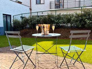 <p><span>Exclusief gelijkvloers appartement met privétuin in prestigieus project </span><span>The Crown</span><span> Knokke</span></p><p><span>In het prestigieuze nieuwbouwproject The Crown, op een once-in-a-lifetime locatie in het hart van Knokke, bevindt zich dit uitzonderlijk luxueus gelijkvloers appartement van ca. 90 m² met een privatieve tuin van ca. 45 m², discreet gelegen aan de achterzijde van het gebouw. Centraal gelegen, vlak bij alles en toch weg van de wandeldrukte: de Lippenslaan met haar exclusieve winkels ligt aan uw deur, terwijl de zee zich op slechts 10 minuten wandelafstand bevindt.</span></p><p><span>Dit appartement is uniek binnen het gebouw dankzij een afwerking op het allerhoogste niveau (verhoogde plafond, airco's, blokdeuren, ...) en kan volledig gemeubeld en gestoffeerd aangeboden worden (prijs te bepalen), wat resulteert in een instapklare woonbeleving zonder compromis.</span></p><p><span>De indeling omvat een uitnodigende inkomhal met vestiairehoek, een praktische berging en een apart gastentoilet. De ruime en lichtrijke leefruimte met eethoek, ingebouwde wijnkast en royale raampartijen baadt in natuurlijk licht en biedt een prachtig zicht op het terras en de tuin. De open, volledig ingerichte keuken is uitgerust met hoogwaardige MIELE-toestellen en sluit naadloos aan bij de leefruimte.</span></p><p><span>Verder beschikt het appartement over twee slaapkamers met ingemaakte kastenwanden op maat en een stijlvolle, volledig ingerichte badkamer met inloopdouche en lavabo. Grote glaspartijen, hoogwaardige materialen en een doordachte indeling creëren een ongekend wooncomfort en een exclusieve woonsfeer aan zee.</span></p><p><span>In de ondergrondse parkeergarage dient een individuele autostaanplaats bij aangekocht te worden (+ € 70.000). Het appartement beschikt bovendien over airconditioning, een conforme elektrische installatie en een EPB met E-peil 43.</span></p><p><span>Een zeldzaam aanbod voor wie op zoek is naar absolute luxe, rust en comfort, gecombineerd met een topligging in Knokke.</span></p>
