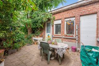 Te renoveren woning met 3 slaapkamers in het hartje van AartselaarDeze woning biedt enorm veel potentieel, doorheen de woning geniet u van veel...