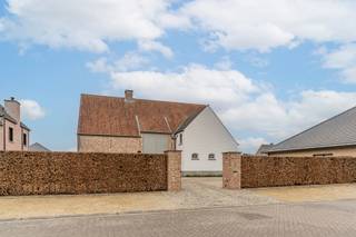 Deze stijlvolle, vrijstaande villa (bouwjaar 2005) is gelegen op een mooi perceel van 948 m² in een rustige, landelijke omgeving en combineert...