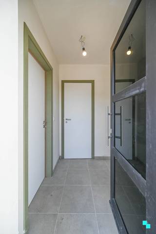 Ontdek deze nieuw te bouwen halfopen woning (aan 6% BTW!) in een kleinschalige verkaveling van slechts 4 loten. Het perceel van 475 m² biedt ruimte voor een moderne woning met een bewoonbare oppervlakte van ca. 195 m² (volgens indicatieve opmetingen). De koper geniet nog volledige inspraak in de indeling en keuze van afwerkingsmaterialen, binnen het voorziene budget. Zo creëer je een woning die perfect aansluit bij jouw wensen. De getoonde foto’s zijn van een reeds verkochte woning en dienen ter illustratie. Indeling: inkomhal met gastentoilet, riante leefruimte met open geïnstalleerde keuken (toestellen AEG) met annex berging/wasplaats. De verdieping omvat een nachthal, drie slaapkamers en een volledig geïnstalleerde badkamer (ligbad, toilet, inloopdouche en wastafelmeubel). De zolder is te bereiken via een vaste trap en kan ingericht worden als extra kamer. Troeven: BEN-woning (maximum E-peil E20) | Zonnepanelen aanwezig | Regenwater | CV op aardgas (via vloerverwarming)  | Ventilatiesysteem type C | Indeling en afwerking kan compleet worden aangepast binnen het budget | Reeds 50% verkocht | 6% BTW mogelijk. Contacteer ons voor meer informatie. 056 98 03 03 www.bordes.be