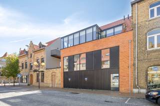 Prachtig duplex appartement gelegen in het centrum van Nieuwpoort-stad. Dit appartement heeft een bewoonbaar oppervlak van ruim 133 vierkante meter, en kent 2 zonneterrassen waar het heerlijk vertoeven is. <br /><br />De indeling van het appartement gaat als volgt: <br />inkomhal met apart toilet, en toegang tot badkamer 1 met inloopdouche en lavabo. Naast badkamer 1 vinden we ook de uiterst ruimte slaapkamer van bijna 18 vierkante meter terug, met plaats voor dressing. De centrale hall geeft vervolgens toegang tot de leefruimte met zithoek en eetplaats, beiden aan de grote raampartijen die toegang geven tot de 2 terrassen. In deze doorzon-leefplaats vinden we ook de volledig ingerichte keuken terug. <br />Om de hoek vinden we de stijlvolle trap naar de duplex-verdieping waar we de tweede slaapkamer met bureauhoek terugvinden (ruim 28 vierkante meter) en een tweede badcel (7,52 vierkante meter). <br /><br />De lift in de residentie komt uit op de tweede verdieping, die enkel plaats biedt aan deze penthouse. <br /><br />Extra troeven: <br />- geen syndicuskosten <br />- volledig geschilderd en voorzien van verlichtingsarmaturen <br />- prachtige keuken <br />- open haard voor extra charme en gezelligheid <br />- prachtige afwerking met onder meer parketvloeren & natuursteen <br />- gemeenschappelijke fietsenberging<br /><br />Voor meer informatie of een bezoek ter plaatse, contacteer Margaux via mail naar info@immomargaux.be of telefonisch op 0479 61 53 82<br /><br />Geniet van het verlaagd BTW-tarief en bespaar zo 15% op jouw aankoop. Vragen over deze voorwaarden? Wij helpen jou heel graag verder!