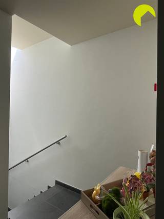 <p><span>Dit ruime en energiezuinige appartement, op de tweede verdieping van een modern gebouw zonder lift, is gelegen op een zeer centrale ligging, nabij het centrum van Wilrijk.</span></p><p><span>Alle belangrijke invalswegen, dagelijkse winkels en openbaar vervoer zijn in de onmiddellijke omgeving en er is een zeer goede verbinding naar Antwerpen en Brussel.</span></p><p><span> </span></p><p><span>Indeling:</span></p><p><span>We betreden het appartement via de inkomhal met apart toilet met handenwasser. De lichtrijke leefruimte, op een mooie keramische tegelvloer heeft aansluitend een open keuken ingericht met kasten, een gaskookplaat, dampkap en dubbele gootsteen. Aansluiting voor oven en vaatwasser zijn voorzien. Vanuit zowel de keuken als de leefruimte heeft u zicht op en toegang tot het aangename terras dat een mooi zicht heeft op groen. Aan de keuken zijn er 2 bergingen waarvan 1 de aansluiting voor een wasmachine voorziet en een tweede ruimere kamer die eveneens toegang biedt tot het terras.</span></p><p><span>Verder zijn er 2 ruime slaapkamers, beiden op een laminaatvloer. De badkamer is voorzien van een ligbad met douchevoorziening en een dubbel lavabomeubel.</span></p><p><span> </span></p><p><span>Bijzonderheden:</span></p><ul><li><span>Er zijn </span><span>geen vaste kosten</span><span> in het gebouw, het onderhoud van de traphal is ten laste van de huurders!</span></li><li><span>EPC: B - 153 kWh/m² /jaar</span></li><li><span>Huurwaarborg: 3 maanden </span></li><li><span>Plaatsbeschrijving €225 </span></li><li><span>Beschikbaar vanaf 1/08</span></li></ul><p><span> </span></p><p><span>Boek nu zelf ONLINE uw afspraak in. Surf naar het betreffende eigendom op onze website <span>www.habicom.be</span></span><span> en klik op de roze knop </span><span>'PLAN EEN BEZOEK'</span><span>. <br />Kies het moment dat u het beste uitkomt, vul de gevraagde contactgegevens in en klik nadien op verzenden om te bevestigen.</span></p><p><span> </span></p>