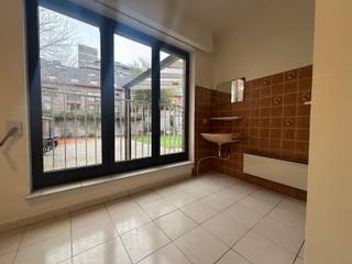 In de Wagenweg, een verkeersarme straat tussen het Sint-Jacobsplein en de Brusselsestraat, bieden we met veel plezier dit appartement aan. De ligging is uiterst centraal en nabij tal van voorzieningen zoals scholen, parkeergelegenheid, supermarkten, apothekers ... <br /><br />Het appartement is gelegen op de gelijkvloerse verdieping in dit historische pand en beschikt over een een slaapkamers, een lichtrijke leefruimte, badkamer met bad en douche én de keuken. Je fiets veilig stallen is mogelijk in de gemeenschappelijke fietsenstalling, hier vind je aansluitend de gemeenschappelijke tuin waar het heerlijk vertoeven is. <br /><br /><span><strong>Wens jij de nieuwe bewoner te worden van dit appartement? Contacteer ons vandaag nog voor een bezoek ter plaatse: verhuur@connect-immo.be of 0470 59 65 44 </strong></span><br /><br />Huurprijs: €850 + €50 (provisie voor kosten gemene delen) + elektriciteit en water privatief <br />Onmiddellijk beschikbaar! <br />EPC: 284 kWh/m²jaar - 3706269