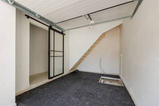 <p><span>U koopt voor uzelf vrijheid, rust (zone 30) en mobiliteit (Mobiscore 8,7 op 10) in het hart van Muizen, want u beschikt over een garage (steentapijt) met afstandsbediende sectionaalpoort en voorziening voor toekomstige laadpaal, op 160 meter van het station. De uitstekende EPC-score van 82 kWh/m²/jaar, werd bereikt dankzij: nieuwe PVC-ramen, een condensatieketel op gas, airco met warmtepomptechnologie, 5 zonnepanelen en dikke isolatielagen in dak, vloer en gevels. In de leefruimte met open keuken (eiland), spotten we een visgraat-laminaatvloer met witte keramische plinten, videofoon, zwarte designradiatoren en airco. De keuken met zellige wandtegels en veel opbergruimte, omvat: koelkast, oven, vaatwasser, kookplaat en dampkap. De volledig ommuurde tuin geniet van privacy en vangt veel namiddagzon. Qua bergruimte beschikt u, afgezien van de garage (kruipkelder), over een technische berging en een wasplaats. De badkamer valt op door de koperkleurige kranen, een massief houten meubel, zwarte radiator (net als de alu-gevelbekleding), glazen deur en lichtkoepel. De twee ruime kamers (laminaat) op de eerste verdieping worden aangevuld met twee kamers onder dak (veluxramen). Voorts vermelden we nog de witte deuren met zwarte klinken, zwarte schakelaars/stopcontacten, muggenramen, led-plafondspots en een ronde boog in de nachthal.</span></p><p><span> </span></p>