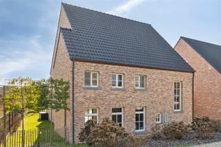 Aan het einde van een doodlopende straat, in een kindvriendelijke omgeving, zijn wij vereerd deze ruime en energiezuinige villa te koop aan te...