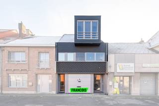 Dit ruim duplex appartement met kantoorruimte is het ideale pand voor wie opzoek is om wonen- en werken te combineren en kan u terugvinden...