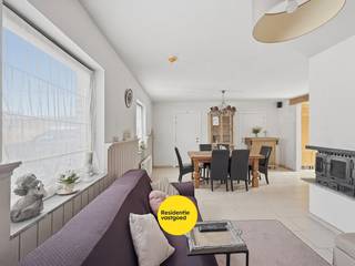 In het charmante Nieuwpoort (Ramskapelle) bevindt zich deze instapklare halfopen bebouwing (2009).<br /><br />De woning biedt maar liefst 4 volwaardige slaapkamers, elk met een eigen badkamer, wat zorgt voor optimaal comfort. Op het gelijkvloers bevindt zich de inkomhal met apart toilet, een gezellige leefruimte met houtkachel en aansluitende keukenruimte met zonneterras, evenals een ruime slaapkamer met ensuite badkamer, die ook perfect kan dienen als bureauruimte of praktijk.<br /><br />De verdieping telt nog drie slaapkamers, telkens voorzien van ingemaakte kasten en een eigen douchekamer met toilet — perfect voor verhuur of grotere gezinnen.<br />KIJKDAG ZATERDAG 20/6/26 van 10u tot 12u (inschrijven via residentievastgoed.be)<br />De vermelde prijs is een richtprijs elk bod wordt overgemaakt aan de eigenaar die zich het recht voorbehoud het bod al dan niet te aanvaarden.<br /><br />Met een EPC-label B (138 kWh/m²) is deze woning bovendien energiezuinig. Het terras vormt een aangename buitenruimte.<br /><br />Een veelzijdige eigendom op een rustige ligging, vlakbij de kust — ideaal als opbrengsteigendom of tweede verblijf.