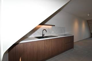 <strong> Energiezuinig (BEN-norm) modern duplexappartement (nieuwbouw)</strong><br /><br />Ligging: Kleinschalig project van 4 wooneenheden in totaal die gesitueerd te hartje Kasterlee.<br /><br />Afgewerkt met hoogwaardige- en luxueuze materialen.<br />Te betreden via trap en/ of lift – gelegen op het 2de verdiep<br /><br /><strong> INDELING</strong><br />2de verdiep:<br />- Inkomhal met apart toilet<br />-De ruime- en lichtrijke leefruimte met open keuken (43m²) die over alle hedendaagse- en kwalitatieve toestellen van het merk “Whirlpool- en Bora” beschikt (inductie kookplaat inclusief afzuigkap, ijskast, vaatwasmachine, combi- oven en een dubbele spoelbak.<br /><br />- Berging/ wasplaats (5,5m²) én technische ruimte (2,4m²)<br />Via de schuifpui wordt er toegang verleent tot het Zuidoost gericht terras (8,04m²)<br />Via de houten trap kan met het 3de verdiep bereiken. Hier treft men via de nachthal:<br />-De slaapkamer (14,2m²)<br />Deze verleent toegang tot de moderne- en strakke badkamer (9,2m²) met inloop/ regendouche, enkel lavabomeubel met spiegel- en opbergkast.<br />Tenslotte behoort er nog een (privé) autostaanplaats, alsook kelderberging (6,41m²) tot het appartement & (gemeenschappelijk) een fietsenstalling (1 fiets) en een vuilnisberging.<br /><br /><strong> BIJZONDERHEDEN </strong><br />Beschikbaar vanaf 01 september 2026<br />- Energiezuinig: E-peil 13 -> zonnepanelen individueel per appartement<br />- Gemeenschappelijke kost: 50,00 EUR (provisie)<br />- Instapklaar (volledig geschilderd en voorzien van verlichting)<br />- Vloerverwarming – warmtepomp (warmen/ koelen)<br />- Ventilatie type D<br />- Raamdecoratie zelf te voorzien – gordijnrails reeds aanwezig<br />- Regenwaterput (15.000 liter) - aangesloten op toilet(ten) en de wasmachine <br />Aansluitingskosten nutsvoorzieningen (water, elektriciteit en telecom) ten koste van de huurder(s)