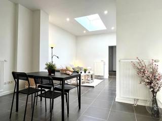 Mooi gerenoveerde grote woning met 4 SLAAPKAMERS en 2 badkamers. Modern, Instapklaar, alles vernieuwd !! INDELING: ruime inkomhal, bureau,...