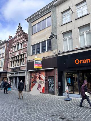 Op een steenworp van de Grote Markt presenteren wij u dit veelbelovend commercieel pand met <strong>een grondopp. van 150 m²,  </strong>gelegen in het meest gegeerde deel van de Lange Zoutstraat. Het gebouw wordt CASCO opgeleverd, waardoor u de volledige vrijheid heeft om het naar eigen smaak en behoeften in te richten. <strong>• Gelijkvloers:</strong> ca. 85 m², ideaal voor een handelszaak met maximale zichtbaarheid. <br /><strong>• Kelderruimte:</strong> ca. 40 m², perfect als stockage of extra werkruimte.<br /><strong>• Eerste verdieping:</strong> kan worden benut als sociale ruimte of bijkomende opslag. Dit pand is onmiddellijk beschikbaar en biedt u de kans om uw onderneming te vestigen tussen gerenommeerde retailers zoals Orange, Dille &amp; Kamille, Hunkemöller en Leonidas. <strong>HET IS TEVENS MOGELIJK OM HET ERNAAST GELEGEN PAND LANGE ZOUTSTRAAT 18 MEE AAN TE KOPEN. </strong>Kortom: een commercieel pand met een ideale locatie, volume en een absolute topligging in het hart van Aalst - ideaal voor ondernemers of investeerders die visibiliteit en ruimte willen combineren. <strong>Bent u op zoek naar een commercieel pand op een absolute toplocatie in Aalst?</strong><br />Contacteer ons via 054 33 62 52 of info@immodelestre.be. Ontdek meer op www.immodelestre.be