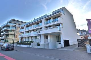 <p><span>Fijn, lichtrijk appartement met Leiezicht!</span></p><p><span> </span></p><p><span>Een combinatie van een unieke ligging met een doordachte inrichting. Op enkele passen van de markt van Harelbeke geniet dit recent appartement van een schitterend Leiezicht. </span></p><p><span> </span></p><p><span>Inkom met apart toilet en ruime woonkamer met geïntegreerde top keuken. Er is een nette badkamer met inloopdouche en twee ruime slaapkamers. Er is een terras kijkend op de leie en een tweede terras met tuinzicht zodat u de ganse dag van de zon kan genieten. </span></p><p><span> </span></p><p><span>Overdekte staanplaats en kelderberging. Een E-peil 65 staat garant voor een zuinig verbruik.</span></p>