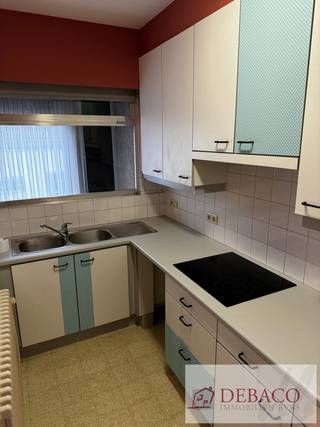 Ruim appartement met 2 slk op toplocatie in centrum Boechout!Het appartement bestaat uit een inkomhal, een ruime woonkamer, een keuken, een...