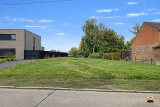 <p><span>Landelijk gelegen perceel grond gelegen in woongebied met een oppervlakte van 8are 20ca. </span></p><p><span>Het perceel heeft een zuid-oost oriëntatie en heeft een straatbreedte van ca. 17.84m.</span></p><p><span> </span></p><p><span>Op het gelijkvloers kan je een woning met een gevelbreedte van 9.72m bouwen. De gelijkvloerse verdieping mag maximum 15m diep zijn.</span></p><p><span>Op de eerste verdieping is een bouwdiepte van 12m toegestaan. </span></p><p><span>Het is toegestaan om twee volwaardige bouwlagen te kiezen.</span></p><p><span>De dakvorm is vrij te kiezen, zijnde zadeldak of platdak.</span></p><p><span> </span></p><p><span>Het perceel is gelegen in de dorpskern van Vechmaal en heeft langs de achterzijde een vrij zicht.</span></p><p><span> </span></p><p><span><br /><br /></span><span>De bouwvoorschriften zijn aanwezig op kantoor. Wenst U meer informatie over deze <br />bouwgrond? Contacteer ons via 012 26 22 05 of info@hetimmohuis.be.</span></p><p><span> </span></p><p><span> </span></p><p><span> </span></p>