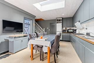 Deze ruime en veelzijdige woning in Kachtem biedt tal van mogelijkheden voor wie wonen en werken wil combineren of gewoon op zoek is naar extra ruimte.<br />De woning beschikt over maar liefst vijf volwaardige slaapkamers, waardoor ze ideaal is voor grote gezinnen of voor wie extra kamers wenst in te richten als bureau, hobbyruimte of dressing. Daarnaast is er een handelsruimte/ dubbele leefruimte aanwezig, wat deze eigendom bijzonder interessant maakt voor zelfstandigen of ondernemers. Er zijn 2 deuren die toegang geven tot de woning, dus u kan uw prive en zaak perfect van elkaar afscheiden.<br />Met twee badkamers geniet u van extra comfort en gebruiksgemak. De zonnige binnenkoer vormt een aangename buitenruimte waar u in alle rust kan ontspannen en genieten van het mooie weer.<br />Dankzij het EPC-label C is er geen renovatieverplichting, wat meteen een grote troef is. Bovendien is de woning gelegen op een goede locatie in Kachtem, met een vlotte bereikbaarheid en nabijheid van voorzieningen. Er is ook een mogelijkheid om opnieuw een garage te maken, deze is te bereiken via de zijstraat, momenteel is deze dichtgemaakt.<br />Kortom, een ruime woning met tal van mogelijkheden, ideaal voor wie ruimte, flexibiliteit en een goede ligging weet te appreciëren.<br /><br /><strong>Troeven</strong>:
<ul>
<li>Epc label van C</li>
<li>5 Slaapkamers en 2 badkamers</li>
<li>Opsplitsing prive en zaak mogelijk</li>
<li>Goede locatie</li>
</ul>
De opgegeven prijs is een vanafprijs. Elk voorstel wordt voorgelegd en besproken met de eigenaar.<br /><br />Wacht niet te lang om deze unieke kans te grijpen. Kom het zelf ontdekken en ervaar de verschillende mogelijkheden die deze woning te bieden heeft. Wij staan klaar om u te verwelkomen in uw toekomstige droomhuis! Bel ons vrijblijvend op voor een bezoek en info. Wij begeleiden u graag met de glimlach op zoek naar uw droomwoning . T. 051 62 40 40.