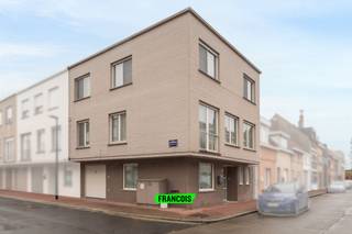 Deze uitstekend onderhouden gezinswoning is gelegen in Knokke-Heist en biedt een ideale combinatie van ruimte, comfort en energiezuinig wonen. Met vier volwaardige slaapkamers is dit de perfecte thuisbasis voor gezinnen of wie extra ruimte wenst voor bureau of hobby.<br /><br />De woning verwelkomt je via een ruime inkomhal die toegang geeft tot een eerste polyvalente ruimte, ideaal als slaapkamer, bureau of praktijkruimte. Op deze verdieping bevinden zich verder een praktische wasruimte en een ruime inpandige garage met automatische poort.<br /><br />Via de trap bereiken we de eerste verdieping, waar de lichtrijke leefruimte meteen een aangename indruk nalaat. Aansluitend bevindt zich de volledig ingerichte keuken, een gastentoilet en een gezellig terras. Op de tweede verdieping bevinden zich drie ruime en volwaardige slaapkamers en een praktische badkamer uitgerust met een moderne inloopdouche.<br /><br />Daarnaast is de woning energiezuinig dankzij centrale verwarming op aardgas, zonnepanelen en een thuisbatterij. De elektrische installatie is gekeurd en conform.<br /><br />Een comfortabele, instapklare woning met alle troeven voor hedendaags gezinsleven in Knokke-Heist.<br /><br />