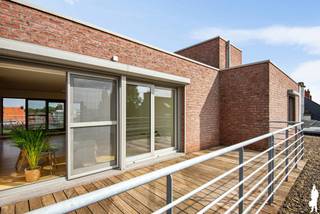 <strong>Prachtig penthouse appartement met kwalitatieve afwerking, 2 slaapkamers en twee ruime terrassen </strong><br /><br />In het centrum van Boom vinden we dit gezellige <strong>penthouseappartement </strong>op de 4e verdieping. Het gebouw dateert uit 2006 en biedt alle <strong>hedendaagse comfort</strong>. <br />Het <strong>energiezuinig </strong>appartement is volledig <strong>instapklaar </strong>en geniet van bijzonder veel <strong>natuurlijke lichtinval</strong>. Een absolute troef zijn de twee ruime terrassen, waar u geniet van voldoende privacy. <br /><br /><strong>Algemeen:</strong><br />- Energiezuinig ; EPC B<br />- Bewoonbare oppervlakte: ca. 131 m²<br />- Kwaliteitsvolle materialen<br />- Airco aanwezig <br />- 2 ruime slaapkamers, beide met een dressing (3e mogelijk) <br />- Vernieuwde badkamer<br />- Prachtige open leefruimte met bijzonder veel lichtinval<br />- Parketvloeren doorheen het hele appartement<br />- Twee terrassen, ca. 25 m² en 8 m²<br />- Optimale lichtinval dankzij vele raampartijen<br />- Volledige privacy<br />- Mogelijkheid voor het bijkopen van een dubbele garagebox <br /><br /><strong>Technische kenmerken:</strong><br />- Bouwjaar: 2006<br />- EPC B: 197 kWh/m²jaar<br />- Parketvloeren<br />- Volle houten deuren <br />- Badkamer gemoderniseerd <br />- EK conform<br />- Condenserende CV ketel <br />- Airco in de leefruimte en slaapkamers <br />- Lage gemeenschappelijke kosten <br /><br /><strong>Indeling (ca. 131 m²): </strong><br />- Privé inkom op de 4e verdieping <br />- Ruime leefruimte met open keuken<br />- Volledig geïnstalleerde keuken met marmeren keukenblad, (oven, vitro-keramisch fornuis en afwasmachine), voldoende werkplaats en kasten<br />- Berging/wasplaats<br />- Vanuit de leefruimte toegang naar de beide terrassen<br />- 2 volwaardige slaapkamers (13 m² en 12 m²), waarvan een direct toegang heeft naar een terras<br />- 2 dressings aanwezig, mogelijk nog een 3e slaapkamer<br />- Badkamer, recent vernieuwd met modern dubbel wasmeubel, douche en ligbad<br />- Apart toilet<br /><br /><strong>Onmiddellijke omgeving:</strong><br />- Zeer vlotte bereikbaarheid naar Antwerpen en Brussel (A12 en E19)<br />- Scholen, winkels, openbaar vervoer op fiets- en wandelafstand<br />- Nabij centrum het centrum van Boom-Niel-Rumst<br />- Recreatiedomein De Schorre is vlakbij <br /><br />Voor meer informatie kan u terecht op www.deboerenpartners.be.