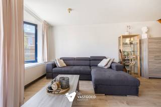 <p><span>Centraal gelegen, instapklaar triplex appartement</span><span> </span></p><p><span> </span></p><p><span>Belangrijkste troeven:</span></p><p><span>- Instapklaar met mooie leefruimtes</span><span> </span></p><p><span>- Leuke indeling met verrassend veel ruimte</span><span> </span></p><p><span>- Gelijkvloers: ruime garage met berging</span><span> </span></p><p><span>- Verdieping 1: lichtrijke woonkamer met keuken en berging</span><span> </span></p><p><span>- Verdieping 2: 2 mooie slaapkamers en badkamer</span><span> </span></p><p><span>- Zolder, terras met veranda en tuintje aanwezig</span><span> </span></p><p><span>- Dak recent v</span><span>ernieuwd, elektriciteit conform en asbestveilig </span></p><p><span>- Centraal gelegen op wandelafstand van centrum</span><span> </span></p><p><span> </span></p><p><span>Bekijk zeker ook onze grondplannen met de afmetingen. Zo krijgt u van thuis uit al een perfect beeld van wat deze woning te bieden heeft!</span><span> </span></p><p><span>"Wenst u meer info of een vrijblijvende bezichtiging, contacteer dan ons kantoor op het nummer 014 39 99 99 en wij helpen u graag verder.</span><span> </span><span>"</span><span> </span></p>