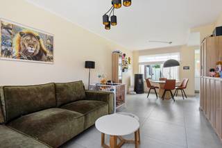 Deze ruime woning werd de voorbije jaren grondig gerenoveerd en is volledig instapklaar. Danzkij de gunstige ligging vlakbij het centrum van Kapellen bevinden winkels, scholen en het openbaar vervoer zich allen in de nabije omgeving. Via de inkomhal met gastentoilet betreedt u de woning. Van hieruit betreikt u de ruime en lichtrijke leefruimte met tegelvloer. Dankzij de grote raampartijen aan zowel de voor- als achterzijde geniet de ruimte van een aangename lichtinval. Het hoge raam aan de achterzijde zorgt tevens voor een fijn uitzicht op de westgerichte tuin. Aansluitend aan de leefruimte bevindt zich de in 2025 vernieuwde, open keuken, uitgerust van alle comfort. Daarnaast is er een praktische berging, bereikbaar vanuit zowel de keuken als de inkomhal. Op de eerste verdieping bevinden zich drie volwaardige slaapkamers en een eveneens in 2025 vernieuwde badkamer, voorzien van een inloopdouche, toilet en wastafel met meubel. Verder beschikt de woning over een ruime bergzolder, waar heel wat extra materiaal gestockeerd kan worden. Het perceel heeft een totale oppervlakte van 160 m² en is westelijk georiënteerdd, waardoor u de hele namiddag en avond van de zon kunt genieten. In de tuin bevindt zich bovendien een in 2025 vernieuwde tuinberging voorzien van elektriciteit en een overdekt terras. Uw wagens kan u eenvoudig parkeren op eigen terrein dankzij de 2 autostaanplaatsen voor de woning. Bovendien werd de woning in 2021 uitgerust met 10 zonnepanelen.