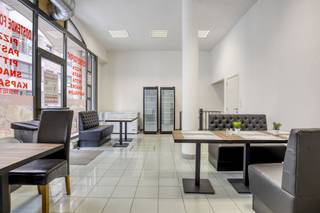 Grijp deze buitenkans en word eigenaar van een volledig uitgeruste pittabar/snackzaak op een toplocatie in Oostende! Dit commercieel pand, gelegen aan de Langestraat 70, is instapklaar en biedt een fantastische gelegenheid voor de gedreven ondernemer.Met een oppervlakte van 90m² en gebouwd in 1995, combineert dit pand een efficiënte indeling met een gunstige ligging. Binnen is de zaak volledig uitgerust om onmiddellijk aan de slag te gaan. Alle toestellen zijn inbegrepen in de verkoop, wat een aanzienlijke investeringsbesparing betekent.Mogelijkheid van overname roerende goederen De inventaris omvat onder andere:* Diepvries* 2 drankfrigo's* Een volledige toonbank* Professionele pizza-oven* 2 Kebab-grills* Professionele dampkap* 2 televisies* Alle aanwezige inrichtingDaarnaast beschikt het pand over aparte tellers voor een duidelijk energiebeheer en is er een gas-aansluiting aanwezig, terwijl de verwarming elektrisch gebeurt. Ook is er een toilet en een kelderruimte die extra opslagmogelijkheden biedt.Gelegen in het hart van de Langestraat, een van de meest levendige straten van Oostende, geniet deze zaak van een constante stroom van zowel lokale bewoners als toeristen. Dit is uw kans om een gevestigde waarde over te nemen en te starten zonder de stress van een volledige verbouwing.Interesse? Wacht niet langer en ontdek de mogelijkheden van dit unieke handelspand.