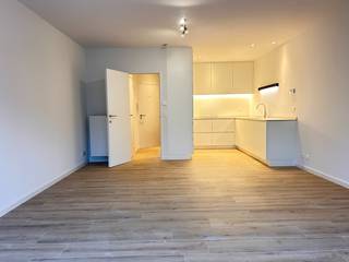 Ontdek dit lichtrijke en volledig gerenoveerde appartement, ideaal gelegen aan de Bredabaan in Brasschaat, met een levendig uitzicht op de omgeving. De ruime woonkamer met stijlvolle parketvloer sluit naadloos aan op de volledig ingerichte open keuken met composiet werkblad. Voorzien van alle nieuwe moderne toestellen . <br />Het appartement beschikt over twee slaapkamers, twee praktische bergingen en een moderne badkamer met lavabomeubel voorzien van een Corian blad en een verlichte spiegel, handdoekradiator, kasten en een ruime inloopdouche. Aan de achterzijde bevinden zich 2slaapkamers en een aangenaam terras waar u in alle rust kan genieten, ver weg van de levendigheid van de Bredabaan.<br />Daarnaast horen bij dit appartement een lift, een privatieve parkeerplaats en een privékelder, wat zorgt voor extra comfort en opbergruimte. Voor dagelijkse boodschappen bevindt de Carrefour zich letterlijk om de hoek en de bushalte ligt op wandelafstand. Ook diverse winkels zijn vlot te voet bereikbaar.<br />Mis deze unieke kans niet en plan vandaag nog een bezoek in om zelf de sfeer en het comfort van dit modern en instapklaar appartement te ervaren.<br />Neem contact op met Katrin via katrin@wollaertvastgoed.be en laat u verrassen door de rust en kwaliteit van dit mooie eigendom.<br />Absolute troeven:<br />Uitzicht over de volledige Bredabaan<br />Winkels, openbaar vervoer en voorzieningen vlakbij<br />Volledig en kwalitatief gerenoveerd<br />Automatische rolluiken<br />Vliegenramen<br />EPC A<br />