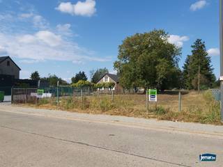 In het rustige en landelijke Boorsem (Maasmechelen) bieden wij u deze mooie bouwgrond voor halfopen bebouwing aan, gelegen langs de Grotestraat...