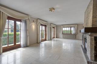 Op de hoek van de Westhoeklaan en de L. Maskenslaan in De Panne, bevindt zich deze ruime, te renoveren bungalow (bouwjaar 1978) te koop. Gelegen op een perceel van maar liefst 709m². Een bijkomende troef is de volledige onderkeldering en zolder die de volledige oppervlakte van de woning beslaat, wat extra mogelijkheden biedt voor opslag of uitbreiding.INDELING:&gt; Gelijkvloers:- Ruime inkomhal met apart gastentoilet;- Lichtrijke leefruimte;- Keuken met toegang tot de tuin;- Drie volwaardige slaapkamers;- Praktische berging met aansluiting voor wasmachine en droogkast;- Badkamer voorzien van een ligbad, wastafel en toilet;&gt; Zolderverdieping: - Ruime zolderverdieping over de volledige woningoppervlakte, met een geïsoleerd dak;&gt; Kelderverdieping: - Volledig onderkelderd met automatische poort;ALGEMEEN:- Tuin rondom de volledige woning;- Enkele beglazing;- Centrale verwarming op aardgas;Aarzel niet om contact op te nemen met ons kantoor Dewaele Koksijde via 058 330 600 voor meer informatie of een bezichtiging.Dit pand is onderworpen aan de renovatieverplichting van de Vlaamse overheid voor residentiële gebouwen (behoudens bij sloop binnen 5 jaar na de aankoop). Consulteer voor meer informatie de website van het Vlaams Energie- en Klimaatagentschap via https://www.vlaanderen.be/een-woning-kopen/renovatieverplichting-voor-residentiele-gebouwen