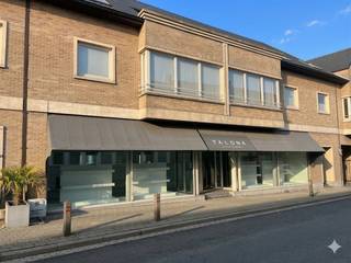 Dit commercieel gelijkvloers van ca. 101m² bevindt zich op een uitstekende locatie in Lendelede. De opvallende 10 meter brede etalage zorgt voor...