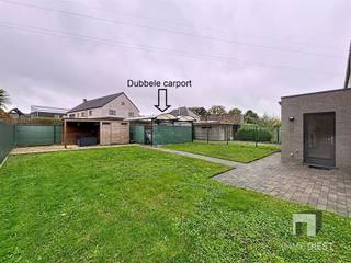 <p><span>Deze moderne, instapklare woning situeert zich in een rustige wijk van Heusden-Zolder en biedt comfort, ruimte en praktisch gemak voor een gezin. De woning combineert een heldere indeling met hedendaagse afwerking en geniet van veel lichtinval door grote ramen en schuifdeuren.</span></p><p><span> </span></p><p><span>Buitenzijde en terrein</span></p><p><span>- Ruime, volledig omheinde tuin met aangename zit- en speelruimte en vlotte toegang vanaf voor- en achterzijde.</span></p><p><span>- Voortuin voorzien van twee autostaanplaatsen en de oprit langs achter voorzien van dubbele carport; extra parkeerplaatsen zijn aanwezig op het eigen terrein.</span></p><p><span>- Perceelgrens duidelijk afgebakend, waardoor privacy en rust gewaarborgd zijn.</span></p><p><span> </span></p><p><span>Gelijkvloers</span></p><p><span>- Open en aangename leefruimte met zithoek en eetgedeelte, verbonden met een moderne, volledig uitgeruste keuken.</span></p><p><span>- Grote schuifraam naar de tuin/terras voor een uitstekende buitenervaring en vanzelfsprekend veel daglicht in de living.</span></p><p><span>- Praktische berging/wasruimte aangebouwd aan de keuken, perfect voor opslag en ruimte voor technische installaties.</span></p><p><span>- Gastentoilet in de inkomhal.</span></p><p><span>- Vloeren afgewerkt met onderhoudsvriendelijke tegels en een strakke, moderne afwerking.</span></p><p><span> </span></p><p><span>Verdieping</span></p><p><span>- Drie volwaardige slaapkamers: ruime hoofdslaapkamer en twee aanvullende kamers die zich lenen voor kinderen, gasten of een thuiskantoor.</span></p><p><span>- Moderne badkamer uitgerust met een ligbad en aparte douche, wastafel met meubel, en voldoende opbergruimte.</span></p><p><span>- Extra toilet op de badkamer.</span></p><p><span> </span></p><p><span>Zolder en bergruimte</span></p><p><span>- Zeer ruime zolder met daglicht, ideaal als hobby- of extra opslagruimte. Toegankelijk via een luik.</span></p><p><span> </span></p><p><span>Algemene troeven</span></p><p><span>- Moderne afwerking in een onderhoudsvriendelijke stijl.</span></p><p><span>- Ruime tuin en meerdere parkeerplaatsen met gemakkelijke toegang.</span></p><p><span>- Uitgebreide opbergruimte aan de keuken en extra berging op zolder.</span></p><p><span>- Lichtdoorlatende indeling met vloeiende overgang tussen living, keuken en tuin.</span></p><p><span> </span></p><p><span>Deze woning biedt een uitstekende combinatie van ruimte, comfort en praktische voorzieningen in een aangename omgeving. Voor een bezichtiging of meer informatie aarzel niet om ons kantoor te contacteren.</span></p><p><span>Immodiest 013/31.25.22.</span></p>