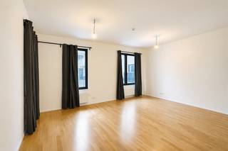 LOCATION POUR ETUDIANTS UNIQUEMENT !!! BRUXELLES, ILOT SACRE (UP06), dans le Centre-Ville, à deux pas de la Grand-Place, situé à proximité des transports et de nombreux commerces, bel appartement 1 chambre de ±66m² habitables (selon PEB) au rez-de-chaussée. Composé d’une pièce de vie de ±26m² avec une cuisine ouverte, salle de douche, 1 chambre de ±12,5 m², cave. Charges : Provisions de 140€/mois (eau chaude – chauffage – communs). Libre le 01/10/2026. PEB C+. Mesures données à titre indicatif<br /><br />Au rez-de-chaussée - UP06<br />
<ul>
<li>Pièce de vie de ±26m² avec une cuisine ouverte</li>
<li>Salle de douche</li>
<li>1 chambre de ±12,5 m²</li>
</ul>