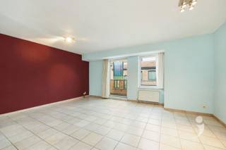 <p><span>In de Hendrik Consciencestraat, gelegen in het Nieuw Kwartier bevindt zich dit aangename appartement met twee slaapkamers, gelegen op de tweede verdieping van een kleinschalige residentie. Dankzij de centrale ligging bevinden winkels, horeca, openbaar vervoer en verschillende andere voorzieningen zich op wandelafstand. Bovendien beschikt het appartement over een ondergrondse autostaanplaats, wat in het centrum van Leuven een bijzonder praktische troef is.</span></p><p><span>Het appartement beschikt over een inkomhal met ingebouwde kasten die toegang geeft tot de verschillende leefruimtes. De ruime woonkamer biedt voldoende plaats voor een grote zithoek en een ruime eettafel en sluit mooi aan op de open keuken. Verder is er nog een afzonderlijk toilet en een badkamer met dubbele lavabo en ligbad.</span></p><p><span>Het appartement telt twee volwaardige slaapkamers. Eén van de slaapkamers beschikt bovendien over een terras, een aangename buitenruimte die een mooie aanvulling vormt op het appartement.</span></p><p><span>Bij het appartement horen eveneens een kelderberging en een ondergrondse autostaanplaats.</span></p><p><span>Troeven:</span></p><ul><li><span>Centrale ligging in het Nieuw Kwartier</span></li><li><span>Twee slaapkamers</span></li><li><span>Terras</span></li><li><span>Ondergrondse autostaanplaats</span></li><li><span>Kelderberging</span></li><li><span>Individuele verwarming op aardgas</span></li><li><span>EPC-label B</span></li></ul><p><span> </span></p><p><span>Interesse in dit energiezuinige appartement in centrum Leuven? </span><span>Contacteer ons via 016 15 31 15 of info@immolivit.be.</span><span> </span></p>