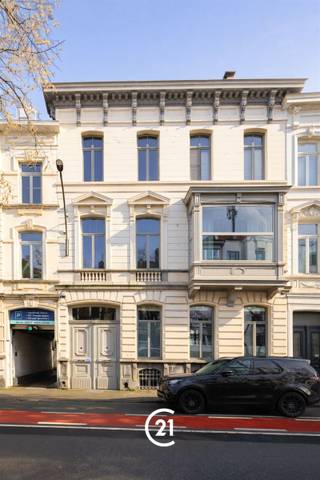<p>Bent u op zoek naar een interessante investering met 4 verhuurde kamers in het centrum van Gent? Dan hebben wij precies wat u zoekt.</p><p>Deze 4 kamers bevinden zich in een statig herenhuis aan de Kasteellaan in Gent, met authentieke elementen en een karaktervolle uitstraling. Dankzij de centrale en gegeerde ligging nabij het stadscentrum is dit een bijzonder interessante locatie voor verhuur. In de onmiddellijke omgeving vindt u tal van winkels, gezellige horecazaken, scholen en andere dagelijkse voorzieningen. Ook het openbaar vervoer is uitstekend bereikbaar, waardoor zowel de verschillende campussen als het historische stadscentrum vlot bereikbaar zijn.</p><p>In het herenhuis bevinden zich 4 kamers, die momenteel alle vier verhuurd zijn met huurcontracten van één jaar. Hierdoor geniet u als investeerder meteen van een lopend huurrendement.</p><p>De vier kamers genereren momenteel samen € 25.188 aan jaarlijkse huurinkomsten. Het huidige netto rendement bedraagt 4,5%, wat deze eigendom tot een interessante investeringsopportuniteit maakt.</p><p>De combinatie van de centrale ligging, het karaktervolle herenhuis, de vier verhuurde kamers en het aantrekkelijke rendement maakt dit een interessante investering in Gent.</p><p>Interesse? Contacteer ons gerust voor meer informatie of om een bezoek in te plannen.</p>