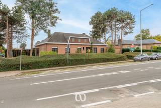 Wil je wonen en werken combineren op dezelfde plaats? Dan is dit wat je zoekt!<br /><br />Deze woning bevindt zich op een zeer bereikbare en zichtbare locatie net aan een afrit van de verbindingsweg N60. De perfecte locatie voor uw zaak. Daarnaast biedt de woning maar liefst een bruikbare vloeroppervlakte van 241 m² met nog een extra bijgebouw van 35m² die nu dienst doet als garage. De verwarmingsinstallatie op gas werd recent vernieuwd wat resulteert in een gunstige EPC score zonder renovatieplicht. <br /><br />Indeling:<br />-GLV: Via de ruime inkomhal met toilet betreed je rechts de lichtrijke leefruimte met aansluitend de keuken. Verder zijn er nog 3 slaapkamers waarvan een zeer grote die perfect gesplitst kan worden gezien er twee toegangsdeuren zijn. Ook is er een badkamer en een zeer ruime berging.<br />-1stV: De nachthal geeft toegang tot 3 slaapkamers en 2 zolderruimtes. Indien gewenst kunnen deze laatste 2 nog omgevormd worden tot twee bijkomende kamers.<br /><br />Spreekt deze unieke eigendom op een uitzonderlijke locatie jou aan? Kom deze snel zelf ontdekken.