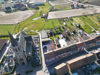 Woning met handelspand gelegen in het centrum van Zandvoorde. Via de zijwaartse gemeenteweg is de binnenkoer met staanplaats bereikbaar. Doorheen...