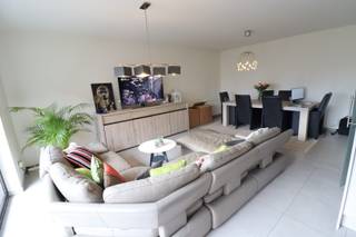 BEZOEKEN KUNNEN UITSLUITEND INGEPLAND WORDEN DOOR AANVRAAG VIA ONDERSTAANDE LINK: https://mijnhuurprofiel.be/property/246c7397-78bc-4f69-88c9-1dd8ca69492f<br /><br />Bent u op zoek naar een ruim appartement met twee slaapkamers, twee terrassen en garage in het centrum van Hamme? Lees en kijk dan snel even verder!<br /><br />Dit appartement situeert zich op wandelafstand van het centrum van Hamme. Scholen, winkels en het openbaar vervoer zijn vlakbij. De garage bevindt zich achteraan het gebouw en is inbegrepen in de huurprijs.<br /><br />Indeling: inkomhal, living met open keuken en aansluitend een terras vooraan, de keuken is geïnstalleerd met kasten en toestellen (incl. een vaatwasser), berging met aansluiting voor het wasmachine en de droogkast (de boiler is een elektrische boiler), twee slaapkamers achteraan met aansluitend een terras, badkamer met lavabomeubel en ruime douche en een afzonderlijk toilet. <br /><br />Dit appartement is vrij vanaf 1 februari 2026 maar kan eventueel vroeger verhuurd worden.