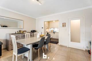 Op zoek naar een ruim en instapklaar appartement op een toplocatie?Dit gelijkvloerse 2-slaapkamerappartement in Roeselare biedt het beste van beide...