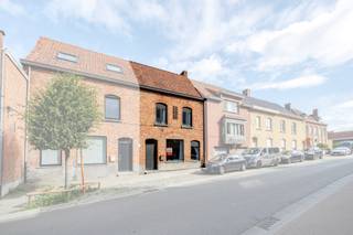 Zeer goed gelegen gezinswoning met 3 slaapkamers en zonnige tuin. Deze woning is gelegen in het hartje van Moorslede, vlakbij de gezellige markt...