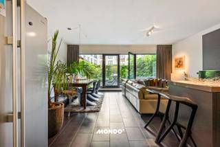 🌟 De blikvangers van dit pand:<br />Rustig gelegen in de Lange Sint-Annastraat, op wandelafstand van de Universiteit Antwerpen, de Ossenmarkt en het trendy Eilandje.<br />Open keuken + berging: volledig uitgeruste keuken met een praktische aanpalende berging/wasplaats.<br /><br />Een gezellig privéterras — een unieke luxe in het hart van de binnenstad.<br />Optioneel beschikbaar: private garagebox: Ondergronds parkeren zonder parkeerstress. (wordt niet apart verkocht, zolang het app. niet verkocht is)<br /><br />Direct bewoonbaar; optie tot volledige overname van het aanwezige meubilair.<br /><br />Het appartement beschikt over twee volwaardige slaapkamers met een strakke, eigentijdse afwerking en een moderne badkamer.<br /><br />Aansluitend aan het appartement bevindt zich een gezellig privéterras: de perfecte plek om in alle rust te ontspannen na een drukke dag in de stad. Daarnaast is de ondergrondse private garagebox een enorme troef op deze centrale locatie.<br /><br />De Lange Sint-Annastraat ligt op een absolute strategische hotspot. Met de Universiteit Antwerpen, tal van gezellige koffiebars, restaurants op het Eilandje, winkels en openbaar vervoer vlak bij de deur, woont u hier op de perfecte kruising van dynamiek en rust.<br /><br />Appartementen met deze unieke combinatie van troeven (2 slaapkamers, terras én een garagebox in het centrum) zijn uiterst zeldzaam en snel verkocht.<br />Neem vandaag nog contact op met Tim voor meer informatie of een persoonlijke rondleiding:<br />📞 Telefoon: 0483 60 60 60<br />✉️ E-mail: tim@mondovastgoed.be