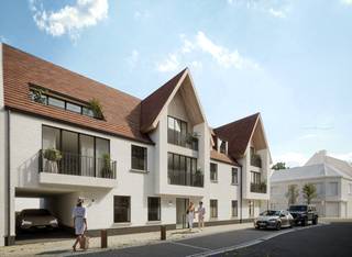 Met trots stellen wij residentie Villa Grace voor, gelegen op de hoek van de Dorpsstraat en de Westkapellestraat in het hart van Westkapelle. Op fietsafstand van Knokke, het strand, natuurpark Het Zwin en tal van bezienswaardigheden geniet je hier van een uitzonderlijke ligging waar rust, authenticiteit en modern wooncomfort samenkomen.
De architectuur is tijdloos en weerspiegelt de eigenheid van Westkapelle. De residentie telt 14 appartementen en een handelsruimte, aangevuld met ondergrondse en afgesloten garages via een autolift, privatieve bergingen en een fietsenstalling.
Met oppervlaktes tussen 59 m² en 135 m² biedt Villa Grace voor elk profiel een passende woonoplossing. Grote raampartijen, doordachte indelingen en ruime terrassen zorgen voor een lichtrijke woonervaring. De gelijkvloerse appartementen beschikken over een privatieve tuin.
Afwerking gebeurt met duurzame, hoogwaardige materialen en energie-efficiënte technieken. Elk appartement is voorzien van een geothermische warmtepomp, vloerverwarming en een individueel ventilatiesysteem D met warmterecuperatie. Zo ben je verzekerd van een laag energieverbruik en jarenlang woonplezier.
Villa Grace is een investering in levenskwaliteit waar authenticiteit, comfort en duurzaamheid samenkomen. Wens je meer informatie? Contacteer ons via 050 70 81 74 of hello@keyimmo.be