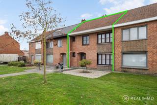 Deze <strong>rustig gelegen gezinswoning </strong>in de aangename Arendswijk te Harelbeke bevindt zich nabij scholen, winkels en belangrijke invalswegen. Een ideale gezinswoning met tal van <strong>mogelijkheden</strong>, <strong>zowel binnen als buiten</strong>.<br /><br /><strong>Gelijkvloers</strong>: inkomhal met gastentoilet, ruime en lichte leefruimte met aansluitende keuken, aparte berging en toegang tot de zuidgerichte tuin met terras, grote tuinberging en achteruitweg.<br /><strong>1ste verdieping</strong>: nachthal, 3 volwaardige slaapkamers en een badkamer uitgerust met bad, douche en lavabo.<br /><strong>Bijkomend</strong>: droge kelder en praktische zolder, bereikbaar via een zoldertrap. De zolder biedt bovendien potentieel om extra kamers te creëren.<br /><br />Technisch:<br /><strong>EPC-label F met renovatieverplichting. EPC-label D is haalbaar mits dakisolatie en het vervangen van de beglazing.</strong><br /><br /><strong>Troeven:</strong>
<ul>
<li><strong>Zuidgerichte tuin met terras en ruime tuinberging</strong></li>
<li><strong>Drie slaapkamers + uitbreidingsmogelijkheden op zolder</strong></li>
<li><strong>Droge kelder voor extra stockage</strong></li>
<li><strong>Uitweg achteraan</strong></li>
<li><strong>Nabij scholen, winkels en belangrijke verbindingswegen</strong></li>
</ul>
Stedenbouwkundige inlichtingen in aanvraag.<br /><br /><strong>Interesse?</strong><br />Contacteer Beau via 0494/ 52 19 62 of beau@real-immo.be voor meer info en/of een bezoek.