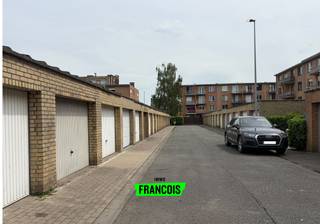 Deze garage, gelegen in Hertsvelde in Sint-Andries, biedt een uitstekende opportuniteit voor wie op zoek is naar extra opslagruimte of een veilige plek voor het stallen van voertuigen.<br /><br />De ligging is ideaal: rustig en toch vlot bereikbaar, met een centrale ligging nabij belangrijke verbindingswegen.<br /><br />Sint-Andries biedt tal van voorzieningen en is uitstekend verbonden met het Brugse centrum. Profiteer van de praktische locatie en de ruime mogelijkheden die deze garage biedt!<br /><br /> <br /><br />Deze garage is samen aan te kopen met deze rechts ervan.